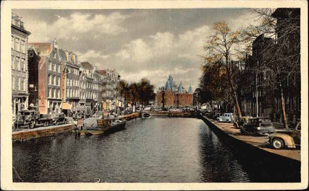 Amsterdam, Kloveniersburgwal met de Waag