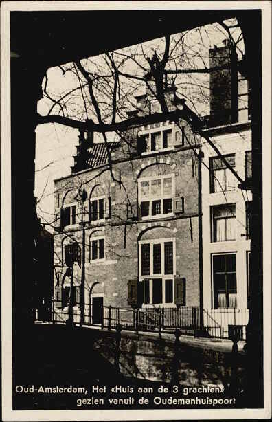 Oud-Amsterdam, Het Huis aan de Drie Grachten gezien vanuit de Oudemanhuispoort