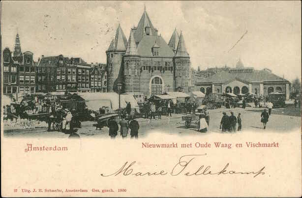Amsterdam Nieuwmarkt met Oude Waag en Vischmarkt
