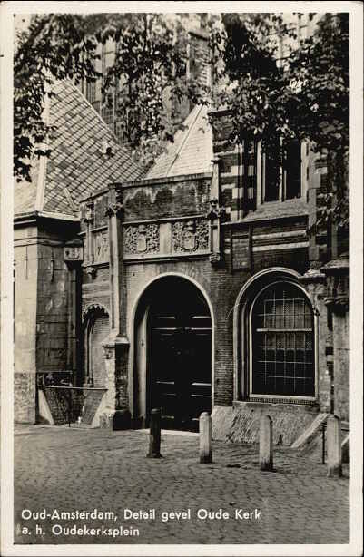 Oud-Amsterdam, detail gevel van de Oude Kerk a.h. Oudekerksplein