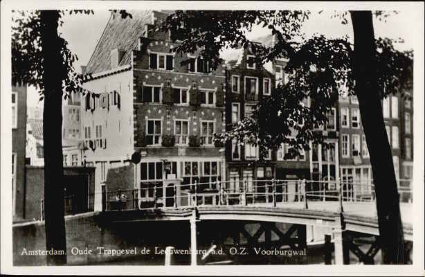 Amsterdam, Oude Trapgevel de Leeuwenburgh a.d. O.Z.  Voorburgwal
