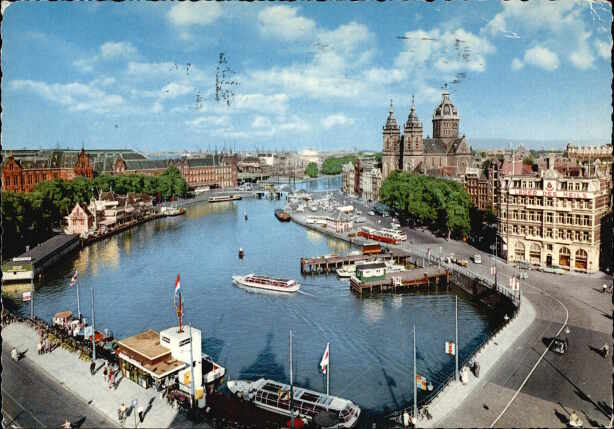 Amsterdam Prins Hendrikkade en Sint Nicolaaskerk