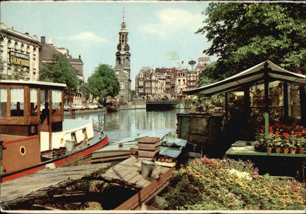 Amsterdam Holland.  De drijvende Bloemenmarkt aan het Singel met Munttoren